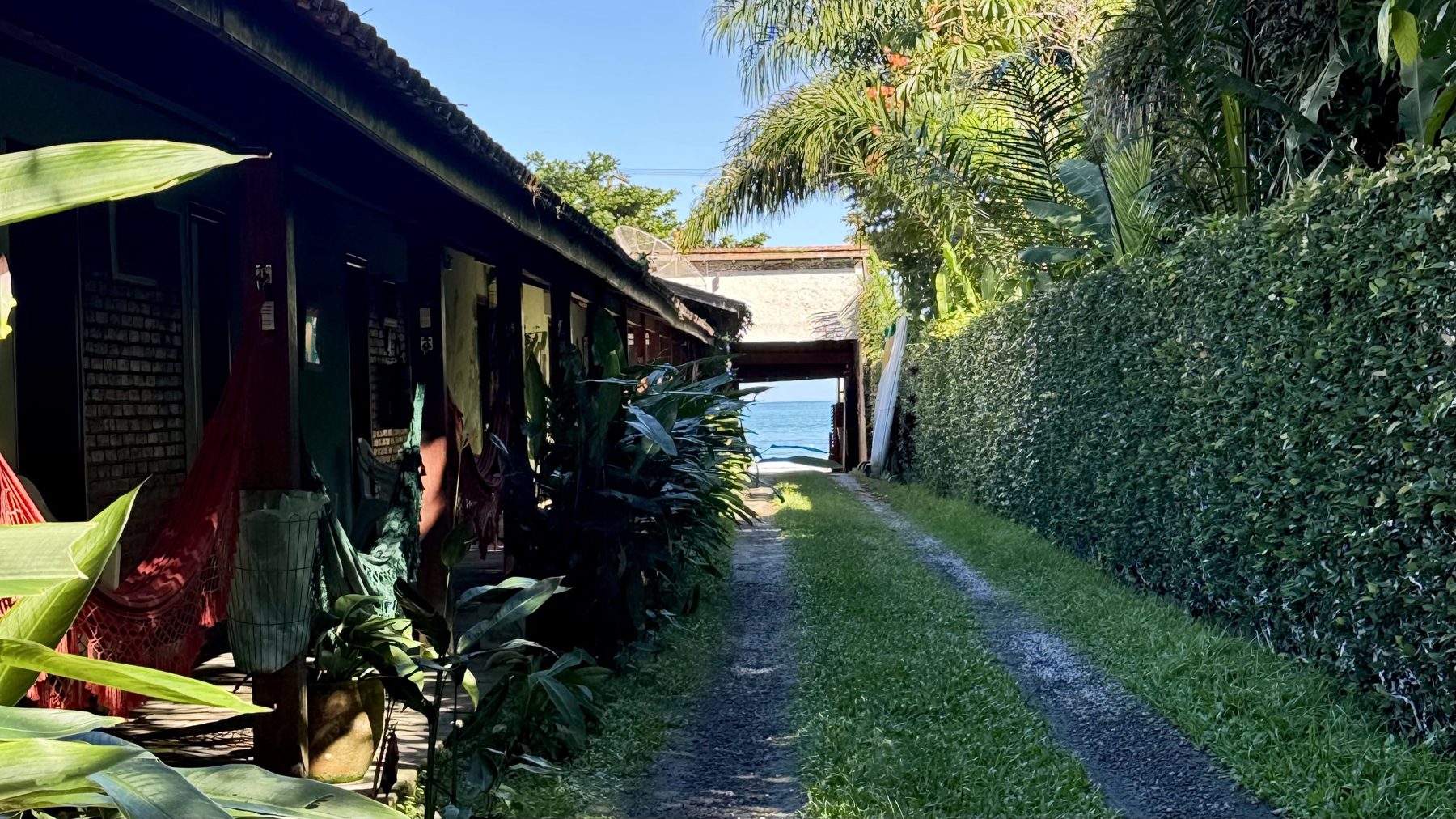 Caminho de grama da Pousada Maanaim 1 levando direto ao mar