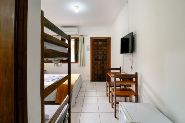 Quarto família com beliche, TV, mesa e frigobar