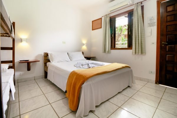 Quarto com cama de casal, beliche e ar-condicionado