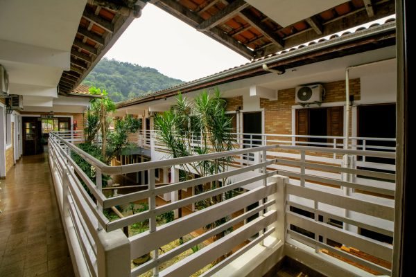 Varanda dos quartos com a montanha ao fundo